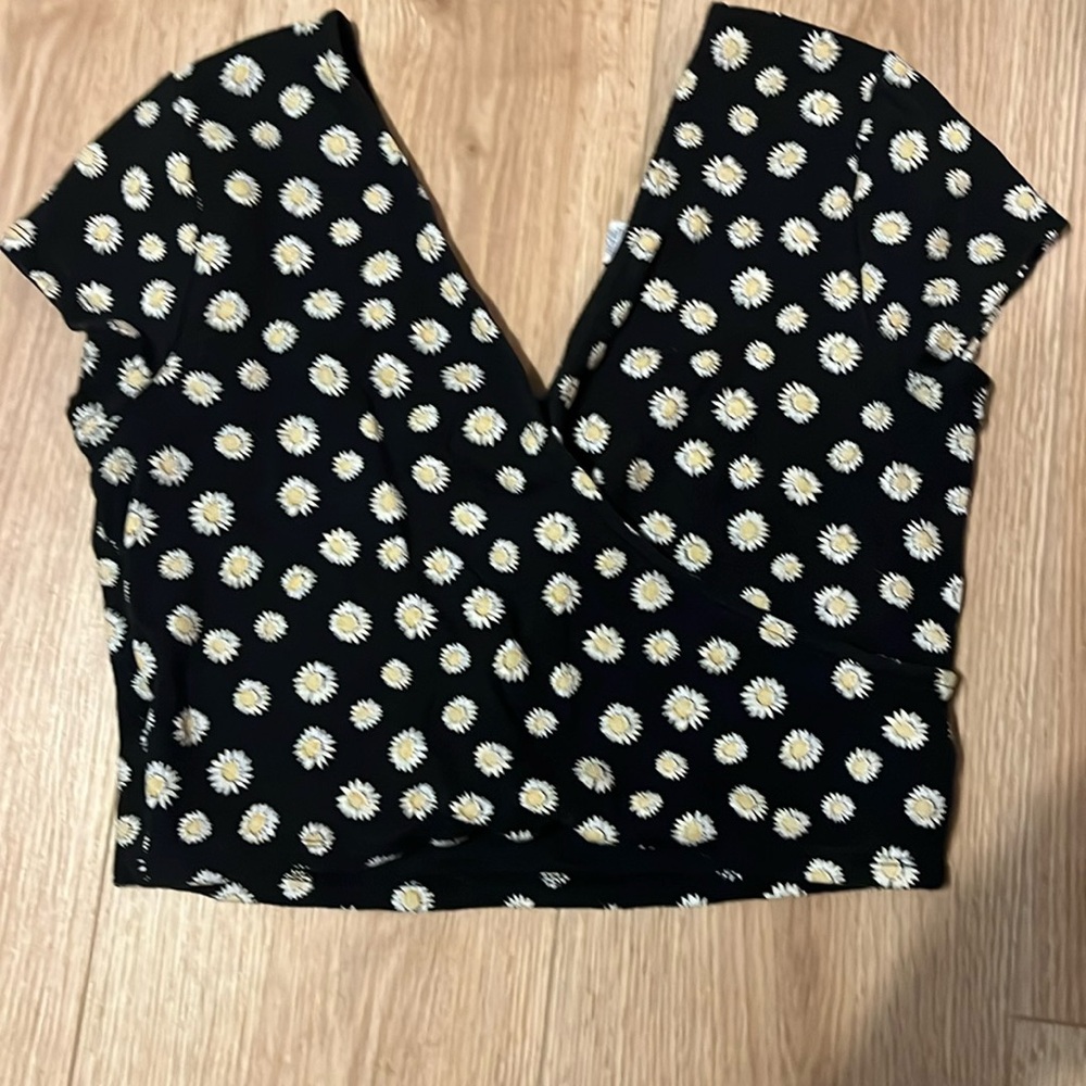 COPY - Arizona juniors, large, black crop sleeves crop top with daisies